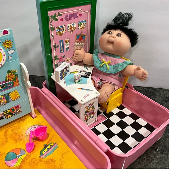1996 Cabbage Patch Love n Go Babyland School Toys